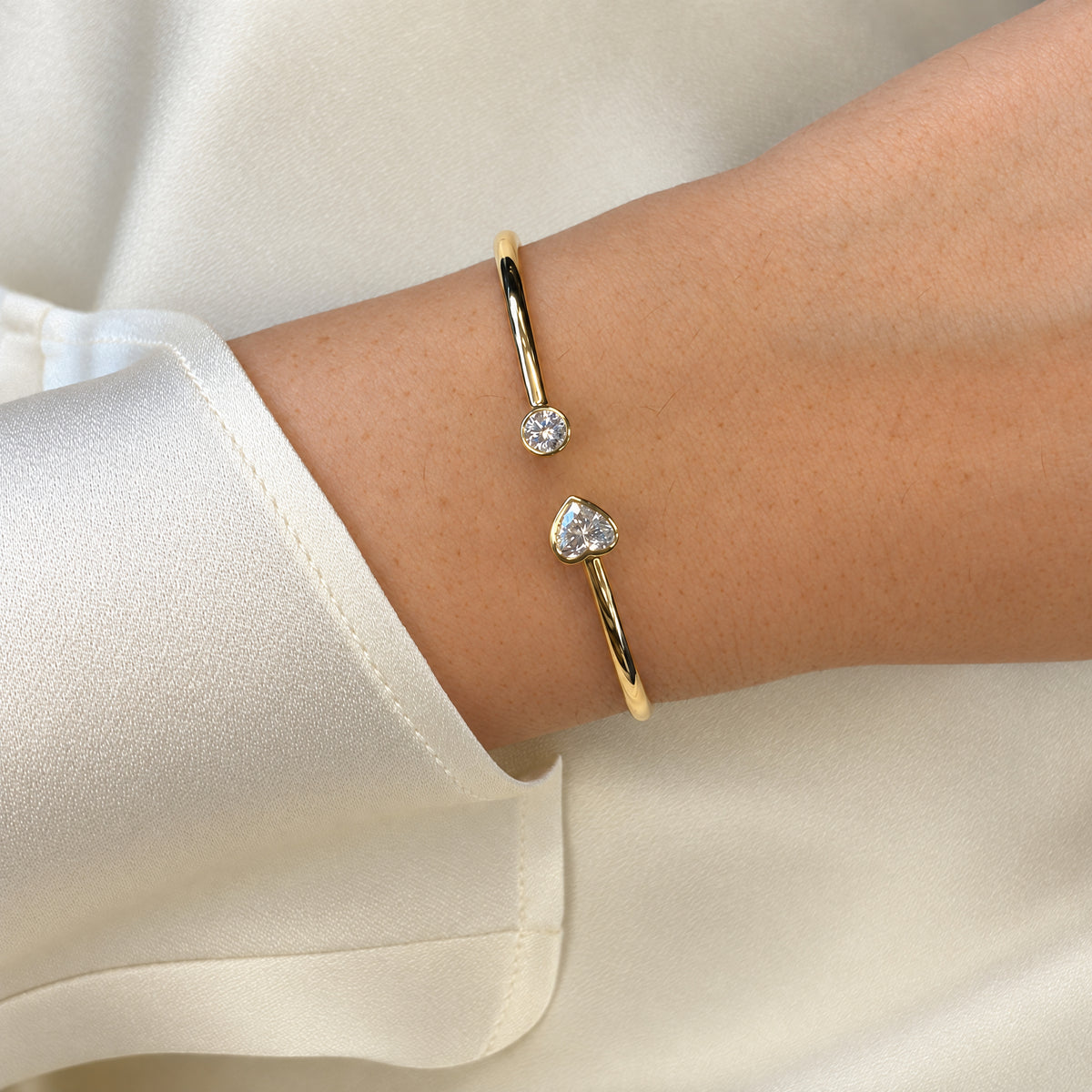 Coco Lab Diamond Heart Round Flex Bangle
