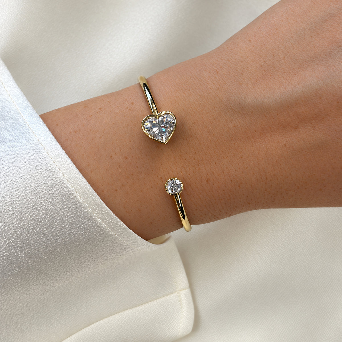 Coco Lab Diamond Heart Round Flex Bangle