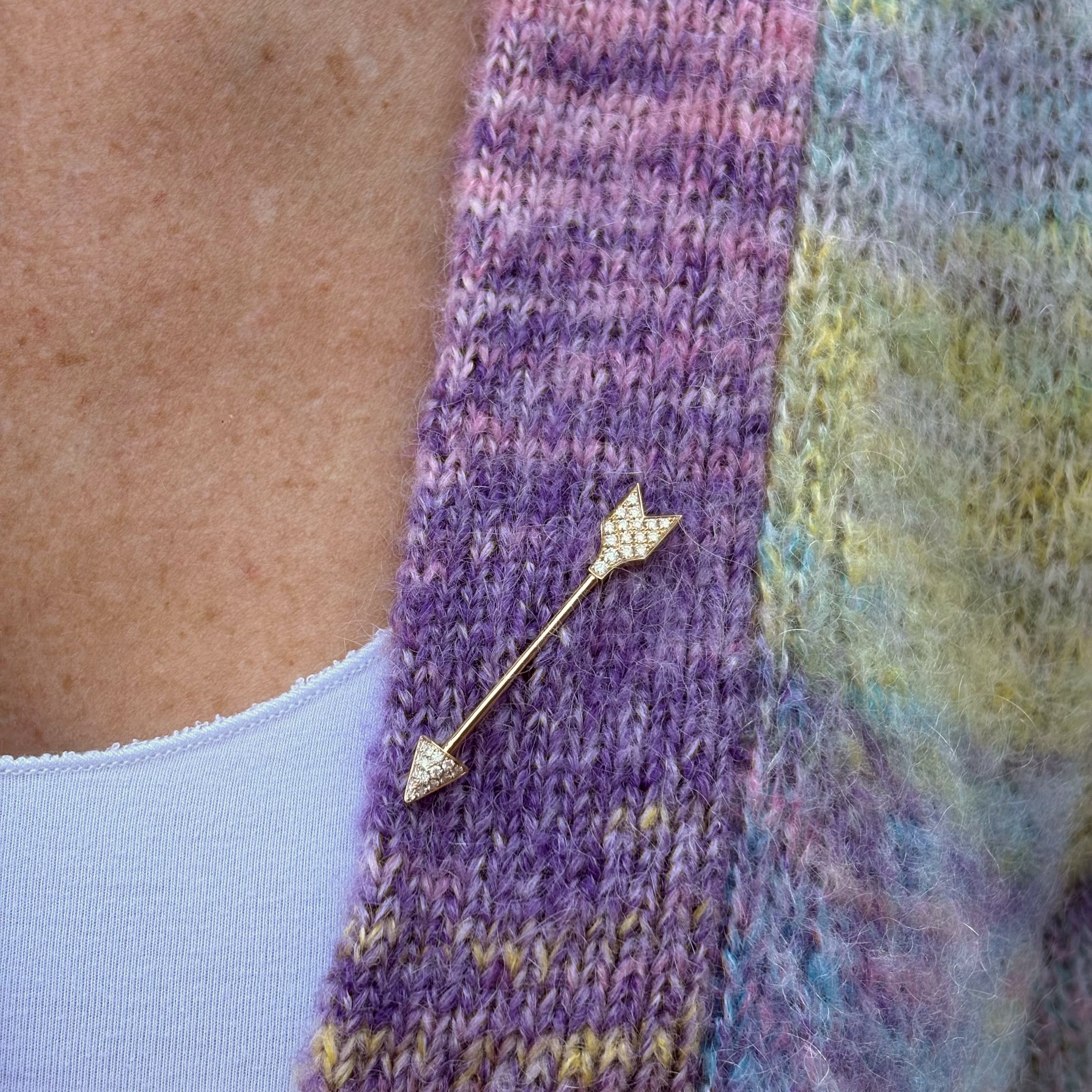 Kelly Pave Arrow Pin