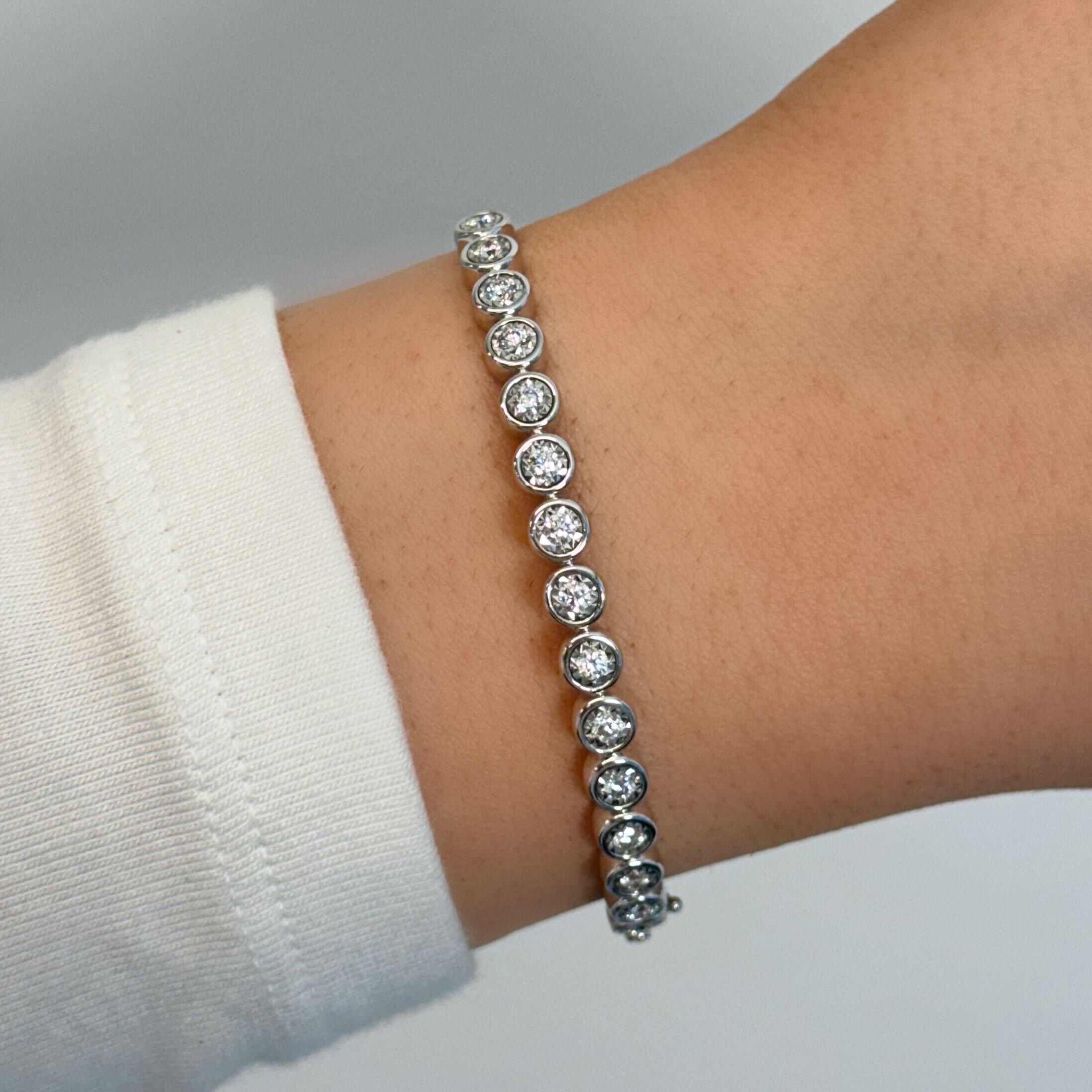 Round Diamond Illusion Bangle