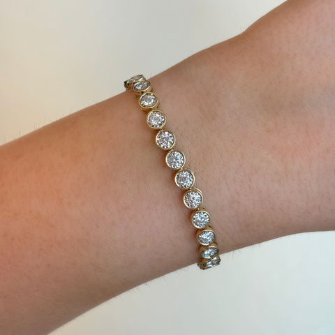 Close-up of illusion diamond setting on Maya Illusion Tennis Bracelet